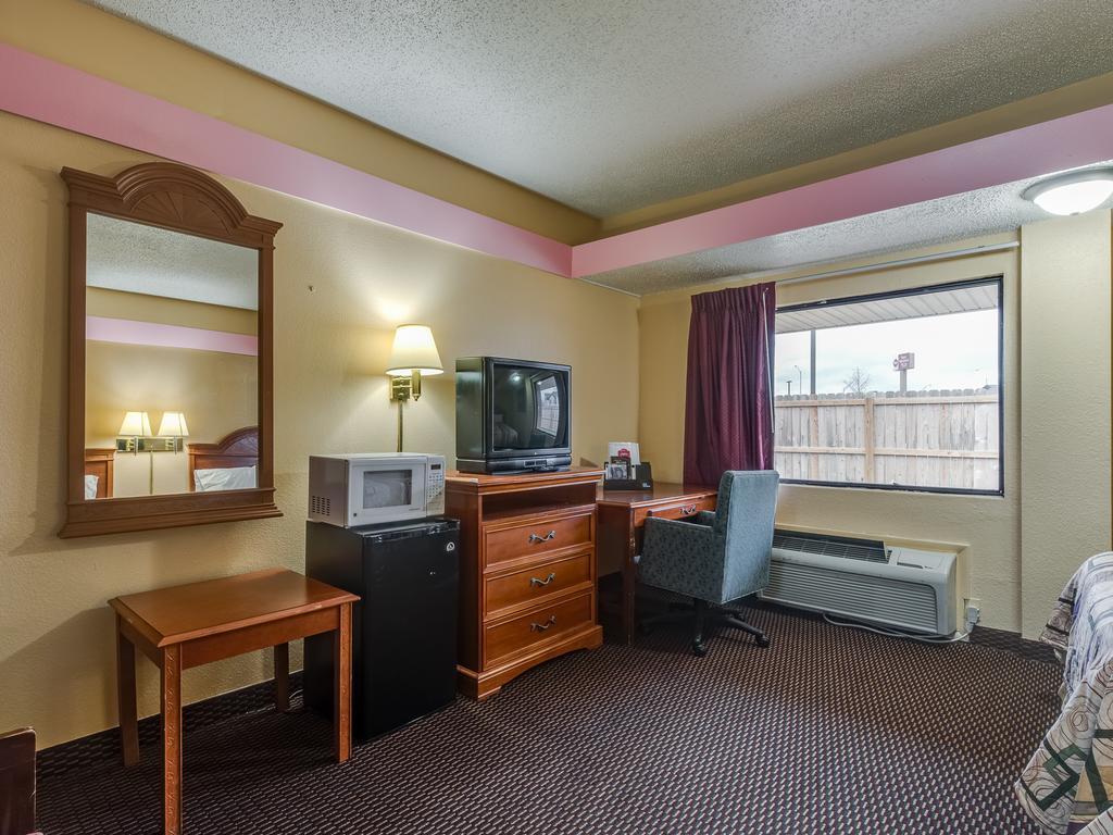Travelers Inn Midwest City Εξωτερικό φωτογραφία